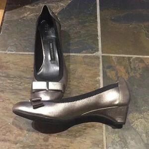 Dana Buchman pewter bow cap mini wedge sz 10